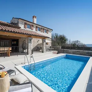 Vila Poji, Buzet
